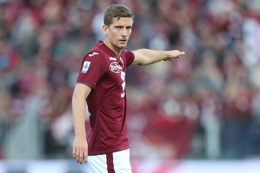 LA SPEZIA, ITALY - NOVEMBER 06: Dennis Praet of Torino FC in action during the Serie A match between Spezia Calcio v Torino FC at Stadio Alberto Picco on November 6, 2021 in La Spezia, Italy. (Photo by Gabriele Maltinti/Getty Images) Torino, Juric insiste su Praet e spiega: “Aspettare fine mercato è un rischio”- immagine 3