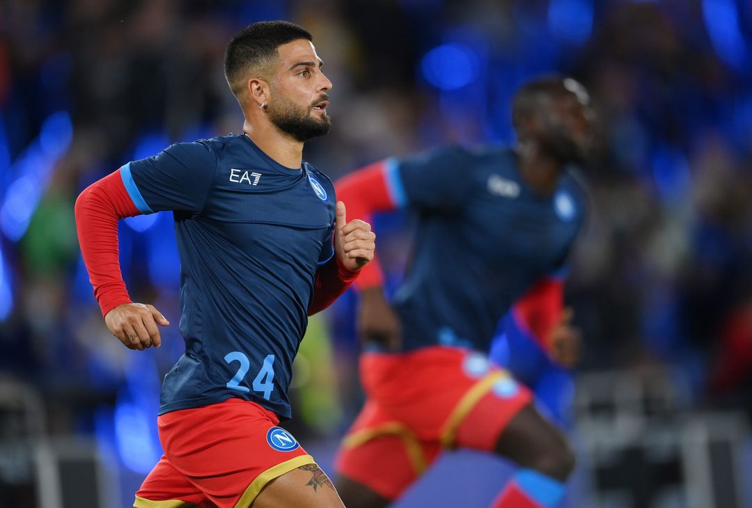  LEICESTER, ENGLAND - SEPTEMBER 16: Lorenzo Insigne of SSC Napoli warms up prior to the UEFA Europa League group C match between Leicester City and SSC Napoli at The King Power Stadium on September 16, 2021 in Leicester, England. (Photo by Laurence Griffiths/Getty Images) 