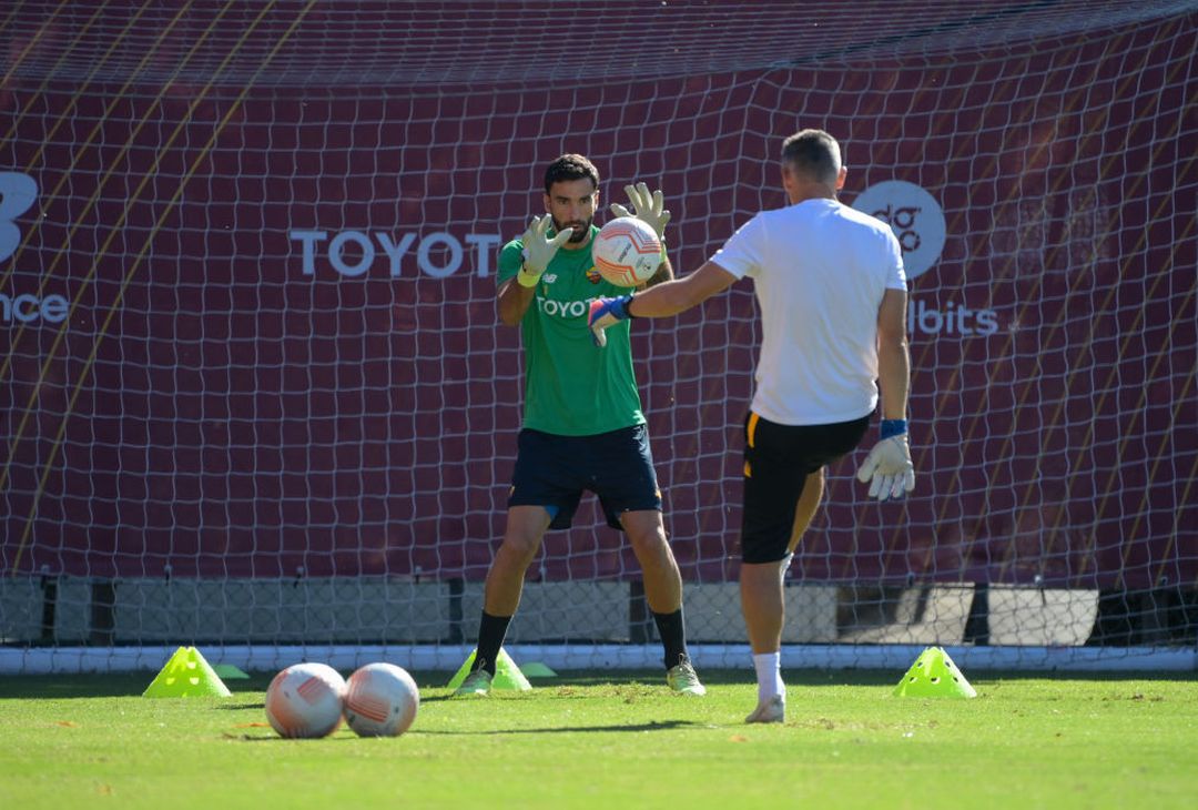 Mattinata di lavoro per la Roma in vista del Betis – FOTO GALLERY - immagine 4