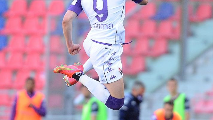 BOLOGNA, ITALY - MAY 02: Dusan Vlahovic of ACF Fiorentina celebrates after scoring his team's third and his personal second goal during the Serie A match between Bologna FC and ACF Fiorentina at Stadio Renato Dall'Ara on May 02, 2021 in Bologna, Italy. Sporting stadiums around Italy remain under strict restrictions due to the Coronavirus Pandemic as Government social distancing laws prohibit fans inside venues resulting in games being played behind closed doors. (Photo by Mario Carlini / Iguana Press/Getty Images) BOLOGNA, ITALY - MAY 02: Dusan Vlahovic of ACF Fiorentina celebrates after scoring his team's third and his personal second goal during the Serie A match between Bologna FC and ACF Fiorentina at Stadio Renato Dall'Ara on May 02, 2021 in Bologna, Italy. Sporting stadiums around Italy remain under strict restrictions due to the Coronavirus Pandemic as Government social distancing laws prohibit fans inside venues resulting in games being played behind closed doors. (Photo by Mario Carlini / Iguana Press/Getty Images)