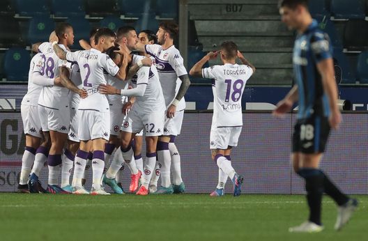 BERGAMO, ITALY - FEBRUARY 10: Krzysztof Piatek of ACF Fiorentina celebrates with his team-mates after scoring the opening goal during the Coppa Italia match between Atalanta BC and ACF Fiorentina at Gewiss Stadium on February 10, 2022 in Bergamo, Italy. (Photo by Emilio Andreoli/Getty Images) BERGAMO, ITALY - FEBRUARY 10: Krzysztof Piatek of ACF Fiorentina celebrates with his team-mates after scoring the opening goal during the Coppa Italia match between Atalanta BC and ACF Fiorentina at Gewiss Stadium on February 10, 2022 in Bergamo, Italy. (Photo by Emilio Andreoli/Getty Images)