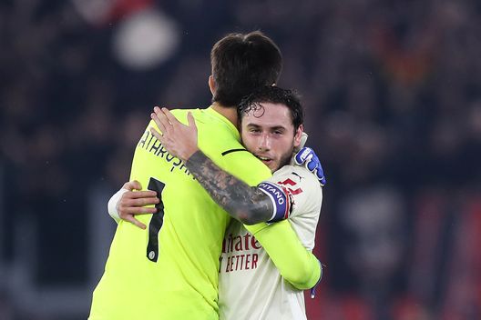 Ciprian Tatarusanu e Davide Calabria. Ciprian Tatarusanu e Davide Calabria.