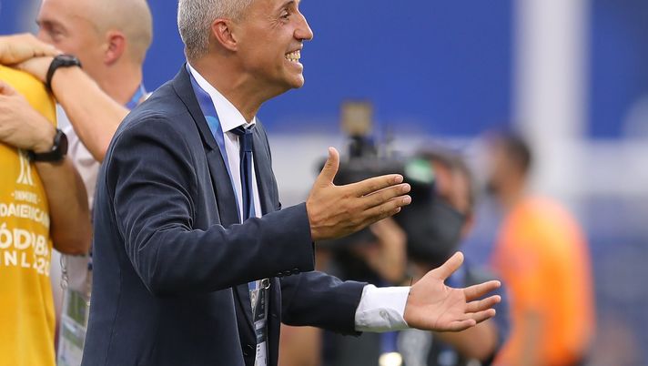CORDOBA, ARGENTINA - JANUARY 23: Hernan Crespo coach of Defensa y Justicia celebrates after the final of Copa CONMEBOL Sudamericana 2020 between Lanús and Defensa y Justicia at Mario Alberto Kempes Stadium on January 23, 2021 in Cordoba, Argentina. (Photo by Nicolás Aguilera - Pool/Getty Images) CORDOBA, ARGENTINA - JANUARY 23: Hernan Crespo coach of Defensa y Justicia celebrates after the final of Copa CONMEBOL Sudamericana 2020 between Lanús and Defensa y Justicia at Mario Alberto Kempes Stadium on January 23, 2021 in Cordoba, Argentina. (Photo by Nicolás Aguilera - Pool/Getty Images)