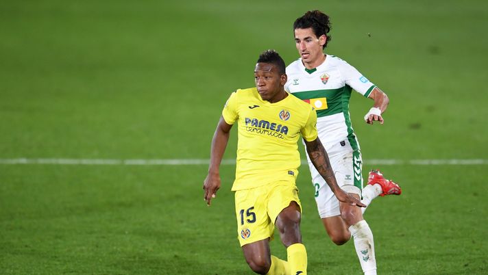 VILLAREAL, SPAIN - DECEMBER 06: Pervis Estupinan of Villarreal CF is put under pressure by Pere Milla of Elche CF during the La Liga Santander match between Villarreal CF and Elche CF at Estadio de la Ceramica on December 06, 2020 in Villareal, Spain. Sporting stadiums around the UK remain under strict restrictions due to the Coronavirus Pandemic as Government social distancing laws prohibit fans inside venues resulting in games being played behind closed doors. (Photo by David Ramos/Getty Images) VILLAREAL, SPAIN - DECEMBER 06: Pervis Estupinan of Villarreal CF is put under pressure by Pere Milla of Elche CF during the La Liga Santander match between Villarreal CF and Elche CF at Estadio de la Ceramica on December 06, 2020 in Villareal, Spain. Sporting stadiums around the UK remain under strict restrictions due to the Coronavirus Pandemic as Government social distancing laws prohibit fans inside venues resulting in games being played behind closed doors. (Photo by David Ramos/Getty Images)