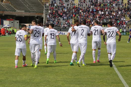  CAGLIARI, ITALY - APRIL 09: Marco Boriello of Cagliari celebrates his goal 1-0 with team-mates during the Serie A match between Cagliari Calcio and FC Torino at Stadio Sant'Elia on April 9, 2017 in Cagliari, Italy. (Photo by Enrico Locci/Getty Images) 