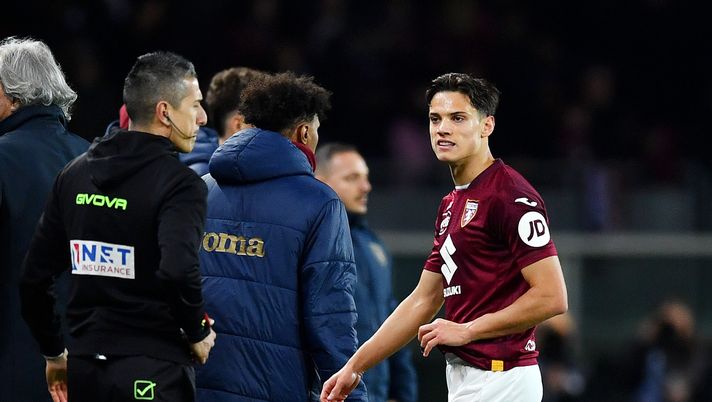 TURIN, ITALY - MARCH 02: Samuele Ricci of Torino FC looks dejected after being shown a red card by Referee Matteo Marchetti during the Serie A TIM match between Torino FC and ACF Fiorentina at Stadio Olimpico di Torino on March 02, 2024 in Turin, Italy. (Photo by Valerio Pennicino/Getty Images) Torino, Ricci torna dalla squalifica: ora deve riconquistarsi il posto - immagine 1