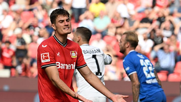 20 August 2022, North Rhine-Westphalia, Leverkusen: Soccer: Bundesliga, Bayer Leverkusen - TSG 1899 Hoffenheim, Matchday 3, BayArena. Leverkusen's Patrik Schick is frustrated with a missed chance. Photo: Federico Gambarini/dpa - IMPORTANT NOTE: In accordance with the requirements of the DFL Deutsche Fußball Liga and the DFB Deutscher Fußball-Bund, it is prohibited to use or have used photographs taken in the stadium and/or of the match in the form of sequence pictures and/or video-like photo series. (Photo by Federico Gambarini/picture alliance via Getty Images) SCHICK CARICATO A PALLETTONI