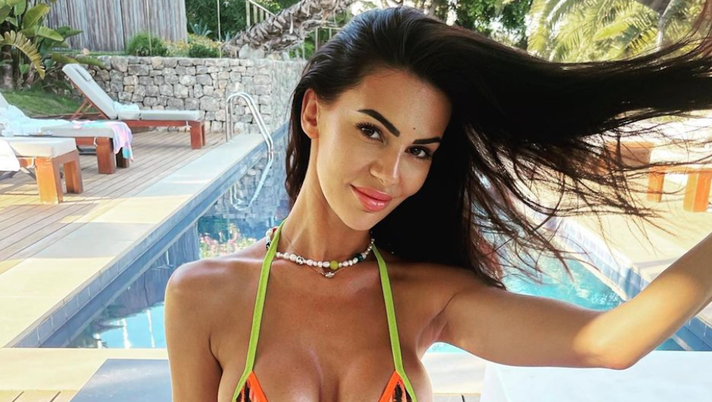 Erjona, scatto hot a Ibiza. L’ex lady Dzemaili scalda i social col suo super décolleté Erjona, scatto hot a Ibiza. L’ex lady Dzemaili scalda i social col suo super décolleté - immagine 1