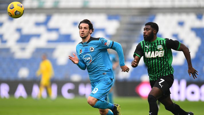 REGGIO NELL'EMILIA, ITALY - FEBRUARY 06: Luca Vignali of Spezia Calcio competes for the ball with Jeremie Boga of US Sassuolo during the Serie A match between US Sassuolo and Spezia Calcio at Mapei Stadium - Città del Tricolore on February 06, 2021 in Reggio nell'Emilia, Italy. (Photo by Alessandro Sabattini/Getty Images) REGGIO NELL'EMILIA, ITALY - FEBRUARY 06: Luca Vignali of Spezia Calcio competes for the ball with Jeremie Boga of US Sassuolo during the Serie A match between US Sassuolo and Spezia Calcio at Mapei Stadium - Città del Tricolore on February 06, 2021 in Reggio nell'Emilia, Italy. (Photo by Alessandro Sabattini/Getty Images)
