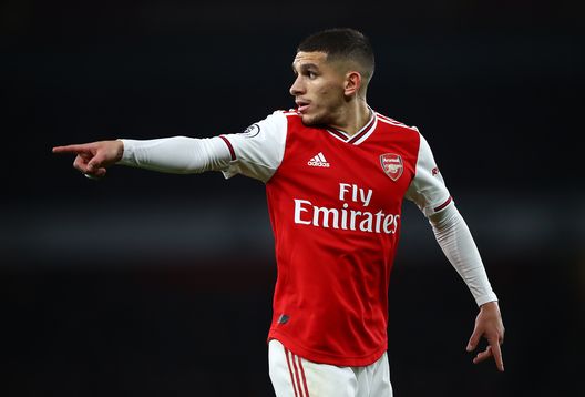  LONDON, ENGLAND - NOVEMBER 23: Lucas Torreira of Arsenal points instructions during the Premier League match between Arsenal FC and Southampton FC at Emirates Stadium on November 23, 2019 in London, United Kingdom. (Photo by Julian Finney/Getty Images) 