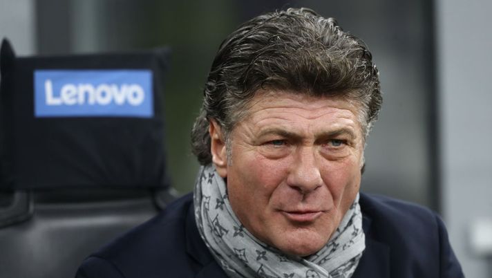 MILAN, ITALY - DECEMBER 12: Walter Mazzarri, Cagliari Head Coach looks on during the Serie A match between FC Internazionale and Cagliari Calcio at Stadio Giuseppe Meazza on December 12, 2021 in Milan, Italy. (Photo by Marco Luzzani/Getty Images) Cagliari, Mazzarri: “Sono molto arrabbiato, non abbiamo vinto un contrasto” - immagine 1