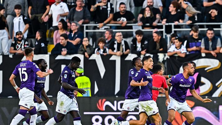 LA SPEZIA, ITALY - OCTOBER 30: Arthur Cabral of Fiorentina (R) celebrates with his team-mates after scoring a goal during the Serie A match between Spezia Calcio and ACF Fiorentina at Stadio Alberto Picco on October 30, 2022 in La Spezia, Italy. (Photo by Simone Arveda/Getty Images) Brutti, sporchi e cattivi. Cabral firma un vittoria pesantissima - immagine 1