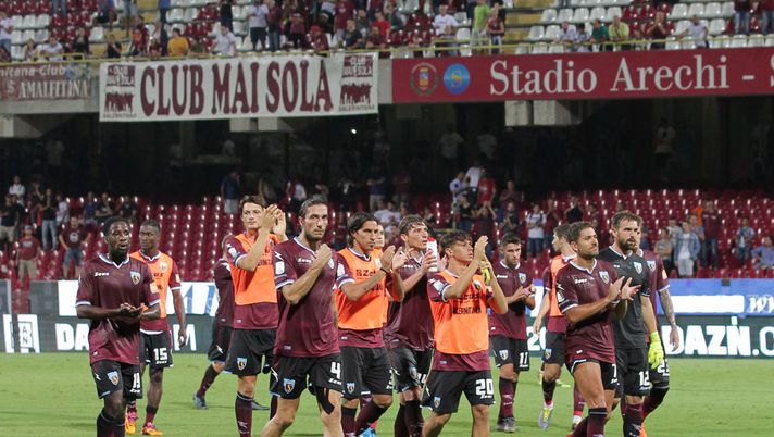 SALERNO, ITALY – SEPTEMBER 16 : Players of US Salernitana show their disappointment after the Serie B match between Salernitana and Benevento Calcio at Stadio Arechi on September 16, 2019 in Salerno, Italy. (Photo by Francesco Pecoraro/Getty Images) SALERNO, ITALY – SEPTEMBER 16 : Players of US Salernitana show their disappointment after the Serie B match between Salernitana and Benevento Calcio at Stadio Arechi on September 16, 2019 in Salerno, Italy. (Photo by Francesco Pecoraro/Getty Images)