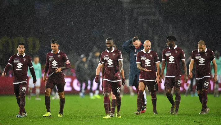 TURIN, ITALY - NOVEMBER 23:  Players of Torino FC look dejected at the end of  the Serie A match between Torino FC and FC Internazionale at Stadio Olimpico di Torino on November 23, 2019 in Turin, Italy.  (Photo by Valerio Pennicino/Getty Images)
