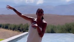 VIDEO / Carolina Stramare scatenata: canta Vasco Rossi a bordo piscina