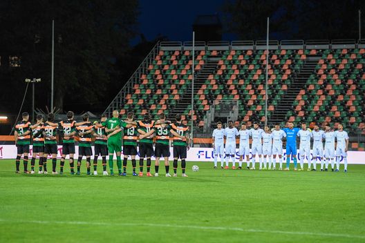VENICE, ITALY - MAY 27: Players of venezia fc and AS Cittadella line up Prior to the Serie B Playoffs Final match between Venezia FC and AS Cittadella at Stadio Pier Luigi Penzo on May 27, 2021 in Venice, Italy. (Photo by Nicolo Zangirolami/Getty Images) VENICE, ITALY - MAY 27: Players of venezia fc and AS Cittadella line up Prior to the Serie B Playoffs Final match between Venezia FC and AS Cittadella at Stadio Pier Luigi Penzo on May 27, 2021 in Venice, Italy. (Photo by Nicolo Zangirolami/Getty Images)