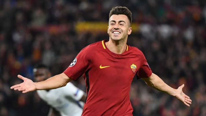 Roma's Italian striker Stephan El Shaarawy celebrates after scoring a second goal during the UEFA Champions League football match AS Roma vs Chelsea on October 31, 2017 at the Olympic Stadium in Rome. / AFP PHOTO / Alberto PIZZOLI (Photo credit should read ALBERTO PIZZOLI/AFP/Getty Images) Che intuizioni all’asta: i colpi geniali che avete fatto in attacco - immagine 1