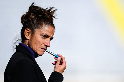 FLORENCE, ITALY - NOVEMBER 6: Patrizia Panico coach of Fiorentina looks on before the Women Serie A match between ACF Fiorentina and FC Internazionale at Stadio Artemio Franchi on November 6, 2021 in Florence, Italy. (Photo by Getty Images) Panico: “Dobbiamo crescere, ma proveremo a vincere la Coppa Italia”- immagine 2