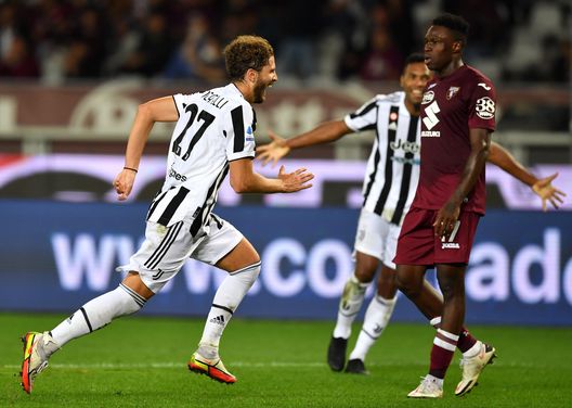 TURIN, ITALY - OCTOBER 02: Manuel Locatelli of Juventus celebrates after scoring their team's first goal during the Serie A match between Torino FC v Juventus at Stadio Olimpico di Torino on October 02, 2021 in Turin, Italy. (Photo by Valerio Pennicino/Getty Images) Consigli Fantacalcio, cinque centrocampisti per la sedicesima giornata: tutto su Frattesi- immagine 5