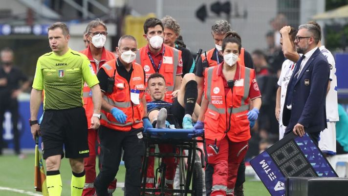 MILAN, ITALY - MAY 22: Ivan Perisic of FC Internazionale is stretchered off after suffering an injury during the Serie A match between FC Internazionale and UC Sampdoria at Stadio Giuseppe Meazza on May 22, 2022 in Milan, Italy. (Photo by Marco Luzzani/Getty Images) Inter, la stagione di Perisic finisce con un infortunio serio: fuori in barella, la diagnosi - immagine 1