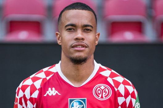 MAINZ, GERMANY - AUGUST 16: Robin Quaison of 1.FSV Mainz 05 poses during the team presentation at Opel Arena on August 16, 2020 in Mainz, Germany. (Photo by Christian Kaspar-Bartke/Getty Images) MAINZ, GERMANY - AUGUST 16: Robin Quaison of 1.FSV Mainz 05 poses during the team presentation at Opel Arena on August 16, 2020 in Mainz, Germany. (Photo by Christian Kaspar-Bartke/Getty Images)