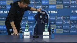 Mazzarri, siparietto con la sedia in sala stampa: “Che mi avete messo?!”