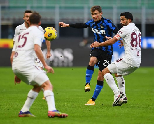 MILAN, ITALY - NOVEMBER 22:  Nicolo Barella of FC Internazionale competes for the ball with  Tomas Rincon of Torino FC during the Serie A match between FC Internazionale and Torino FC at Stadio Giuseppe Meazza on November 22, 2020 in Milan, Italy.  (Photo by Claudio Villa - Inter/Inter via Getty Images) 