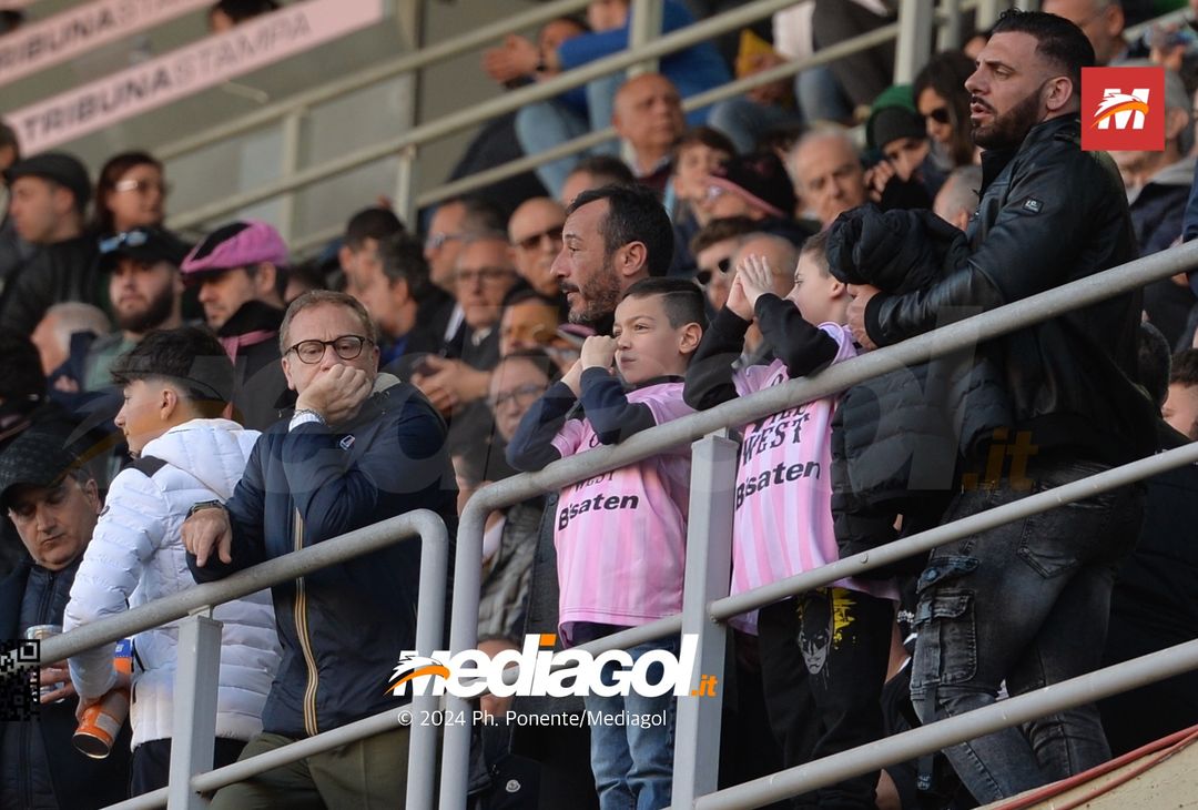 FOTOTIFO Palermo-Como 3-0, gli scatti ai tifosi al “Renzo Barbera” (GALLERY) - immagine 148