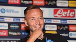 FOTO Rrahmani posa sorridente con tre giovanissimi tifosi del Napoli