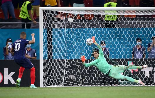 BUCHAREST, ROMANIA - JUNE 28: Yann Sommer of Switzerland saves the France fifth and decisive penalty taken by Kylian Mbappe during the UEFA Euro 2020 Championship Round of 16 match between France and Switzerland at National Arena on June 28, 2021 in Bucharest, Romania. (Photo by Daniel Mihailescu - Pool/Getty Images) BUCHAREST, ROMANIA - JUNE 28: Yann Sommer of Switzerland saves the France fifth and decisive penalty taken by Kylian Mbappe during the UEFA Euro 2020 Championship Round of 16 match between France and Switzerland at National Arena on June 28, 2021 in Bucharest, Romania. (Photo by Daniel Mihailescu - Pool/Getty Images)