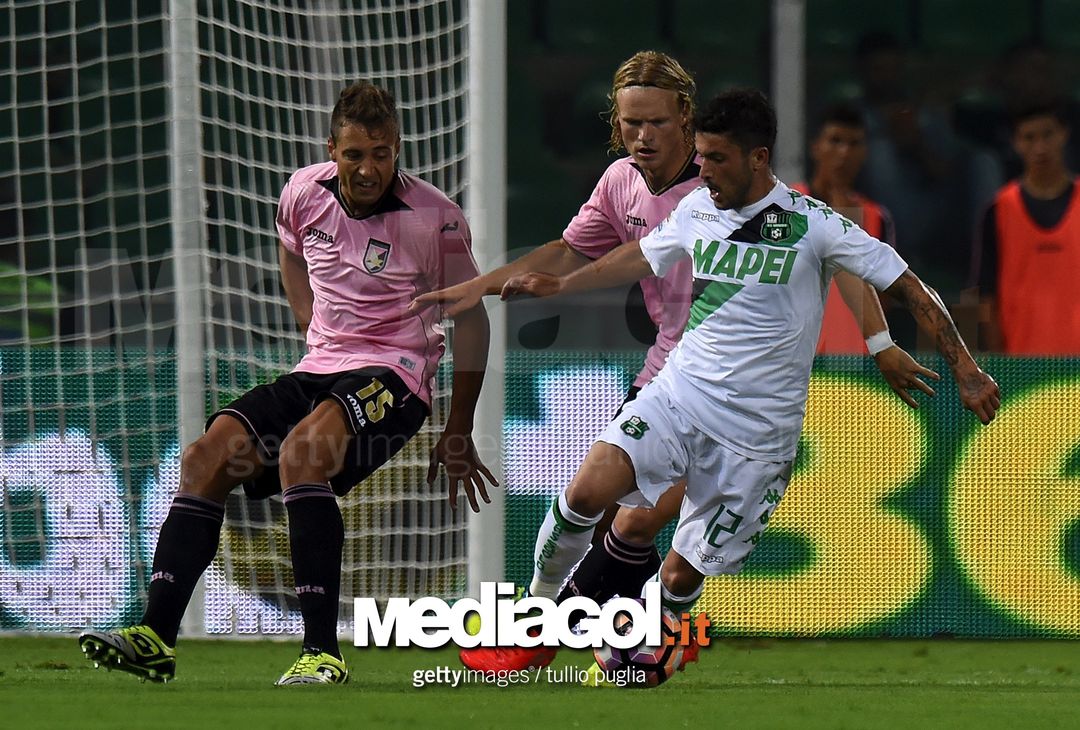  PALERMO, ITALY - AUGUST 21:  Stefano Sensi (R) of Sassuolo holds off the challenge from Thiago Cionek (L)  and Oscar Hiljemark of Palermo during the Serie A match between US Citta di Palermo and US Sassuolo at Stadio Renzo Barbera on August 21, 2016 in Palermo, Italy.  (Photo by Tullio M. Puglia/Getty Images)  