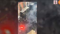 VIDEO Napoli-Eintracht, follia in pieno centro: lancio di sedie e fumogeni