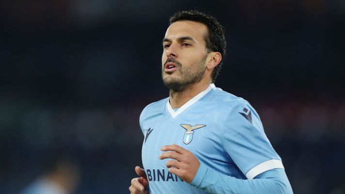 ROME, ITALY - DECEMBER 09: Pedro of SS Lazio looks on during the UEFA Europa League group E match between SS Lazio and Galatasaray at Olimpico Stadium on December 09, 2021 in Rome, Italy. (Photo by Paolo Bruno/Getty Images) Lazio, prendono il via le prove di formazione… ancora senza Pedro: c’è Patric in pole - immagine 1