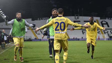LA SPEZIA, ITALY - JANUARY 03: Mattia Zaccagni of Hellas Verona FC (20) celebrates his opening goal with team mates during the Serie A match between Spezia Calcio and Hellas Verona FC at Stadio Alberto Picco on January 03, 2021 in La Spezia, Italy. (Photo by Giorgio Perottino/Getty Images)