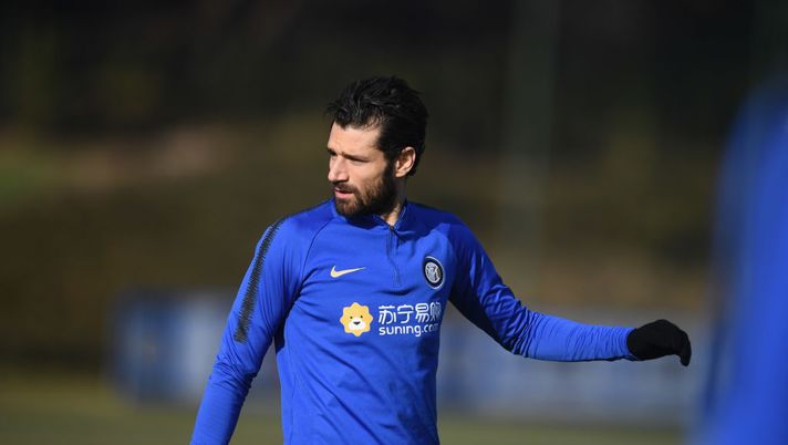 COMO, ITALY - JANUARY 24:  Antonio Candreva of FC Internazionale looks on during a training session at the club's training ground Suning Training Center in memory of Angelo Moratti at Appiano Gentile on January 24, 2019 in Como, Italy.  (Photo by Claudio Villa - Inter/Inter via Getty Images) 