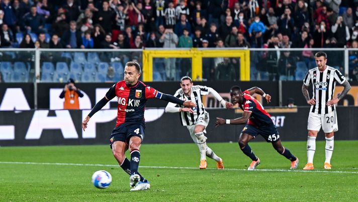 GENOA, ITALY - MAY 6: Domenico Criscito of Genoa (L) scores a goal from the penalty spot during the Serie A match between Genoa CFC and Juventus at Stadio Luigi Ferraris on April 30, 2022 in Genoa, Italy. (Photo by Getty Images) Le “Palle” di Criscito post-derby e quelle della Juve… - immagine 1