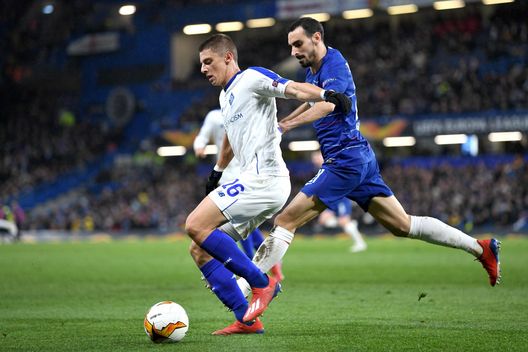 LONDON, ENGLAND - MARCH 07: Vitaliy Mykolenko of Dynamo Kyiv is challenged by Davide Zappacosta of Chelsea during the UEFA Europa League Round of 16 First Leg match between Chelsea and Dynamo Kyiv at Stamford Bridge on March 07, 2019 in London, England. (Photo by Michael Regan/Getty Images) LONDON, ENGLAND - MARCH 07: Vitaliy Mykolenko of Dynamo Kyiv is challenged by Davide Zappacosta of Chelsea during the UEFA Europa League Round of 16 First Leg match between Chelsea and Dynamo Kyiv at Stamford Bridge on March 07, 2019 in London, England. (Photo by Michael Regan/Getty Images)