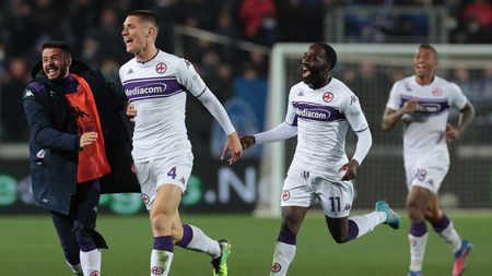 BERGAMO, ITALY - FEBRUARY 10: Nikola Milenkovic of ACF Fiorentina celebrates his goal with his team-mates during the Coppa Italia match between Atalanta BC and ACF Fiorentina at Gewiss Stadium on February 10, 2022 in Bergamo, Italy. (Photo by Emilio Andreoli/Getty Images)