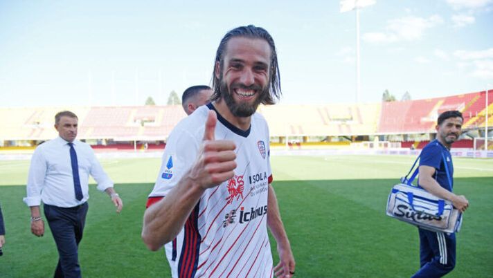 BENEVENTO, ITALY - MAY 09: Leonardo Pavoletti of Cagliari Calcio celebrates the victory after the Serie A match between Benevento Calcio and Cagliari Calcio at Stadio Ciro Vigorito on May 09, 2021 in Benevento, Italy. Sporting stadiums around Italy remain under strict restrictions due to the Coronavirus Pandemic as Government social distancing laws prohibit fans inside venues resulting in games being played behind closed doors. (Photo by Francesco Pecoraro/Getty Images) Cagliari, la probabile formazione col Milan: Ranieri torna a 4, riecco Pavoletti - immagine 1
