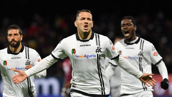 SALERNO, ITALY - FEBRUARY 07: Rey Manaj of Spezia Calcio celebrates after scoring the 1-1 goal during the Serie A match between US Salernitana and Spezia Calcio at Stadio Arechi on February 07, 2022 in Salerno, Italy. (Photo by Francesco Pecoraro/Getty Images)  Il jolly Agudelo, Manaj e le certezze a centrocampo: le ultime sulla formazione dello Spezia - immagine 1