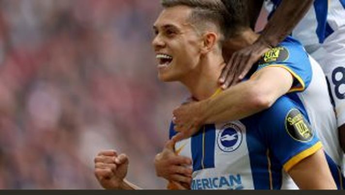 LIVERPOOL, ENGLAND - OCTOBER 01: Leandro Trossard of Brighton & Hove Albion celebrates with team mates after scoring their sides second goal during the Premier League match between Liverpool FC and Brighton & Hove Albion at Anfield on October 01, 2022 in Liverpool, England. (Photo by Clive Brunskill/Getty Images) Londra, Arsenal e Chelsea: derby di mercato per Leandro Trossard - immagine 1