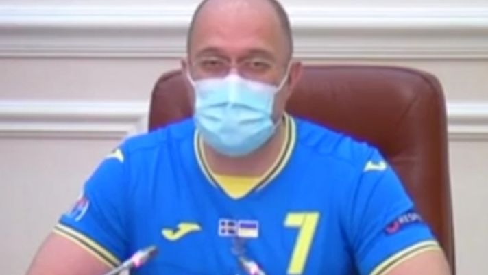 Ucraina, il Premier si schiera con Sheva: con la maglia numero 7 in Parlamento… Ucraina, il Premier si schiera con Sheva: con la maglia numero 7 in Parlamento…