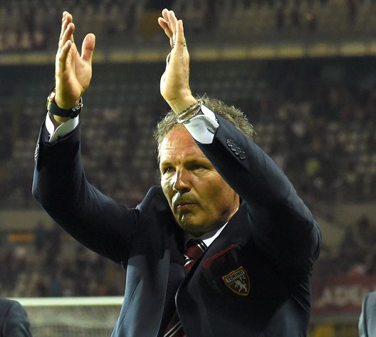  TURIN, ITALY - MAY 28: Sinisa Mihajlovic of FC Torino celebrates under FC Turin's fans at the end of Serie A match between FC Torino and US Sassuolo at Stadio Olimpico di Torino on May 28, 2017 in Turin, Italy. (Photo by Pier Marco Tacca/Getty Images) 