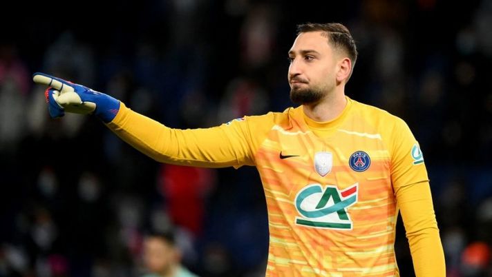 Paris Saint-Germain's Italian goalkeeper Gianluigi Donnarumma celebrates after saving a goal during the penalty shootout of the French Cup football match between Paris Saint-Germain (PSG) and Nice at the Parc des Princes stadium in Paris on January 31, 2022. (Photo by FRANCK FIFE / AFP) (Photo by FRANCK FIFE/AFP via Getty Images) I nuovi Donnarumma? Parla Gigio: “Non solo Bastoni, ripartiamo da questi giovani” - immagine 1
