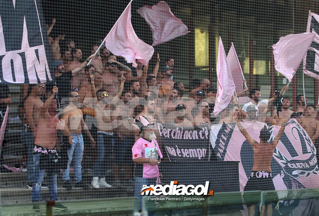  SALERNO, ITALY - AUGUST 25:  US Citta di Palermo supporters cheer their team during the Serie B match between US Salernitana and US Citta di Palermo on August 25, 2018 in Salerno, Italy.  (Photo by Francesco Pecoraro/Getty Images) 
