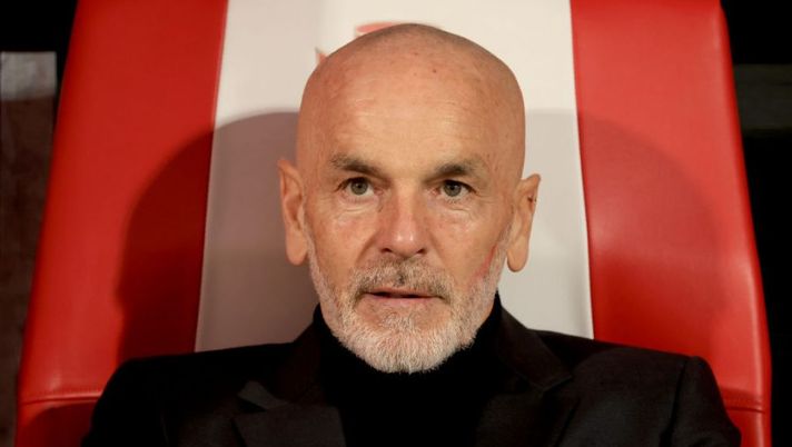 MONZA, ITALY - FEBRUARY 18: Stefano Pioli Head coach of AC Milan looks on during the Serie A match between AC Monza and AC Milan at Stadio Brianteo on February 18, 2023 in Monza, Italy. (Photo by Giuseppe Cottini/Getty Images) Pioli: “Quando tornano Maignan e Bennacer! A De Ketelaere dico: il gol arriverà, le qualità ci sono” - immagine 1