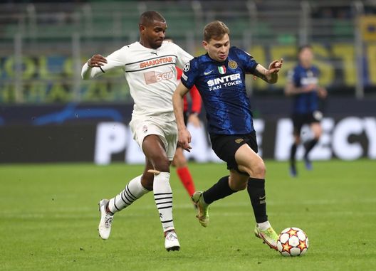 MILAN, ITALY - NOVEMBER 24: Nicolo' Barella (R) of FC Internazionale battles for possession with Marlon (L) of Shakhtar Donetsk during the UEFA Champions League group D match between FC Internazionale and Shakhtar Donetsk at Giuseppe Meazza Stadium on November 24, 2021 in Milan, Italy. (Photo by Marco Luzzani/Getty Images) Difesa, intensificati i contatti con lo Shakhtar per un altro brasiliano- immagine 2