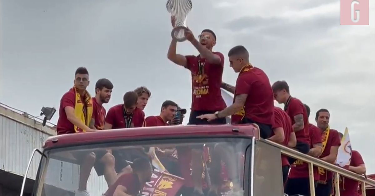 VIDEO Roma, il capitano Pellegrini alza la coppa con sottofondo l’inno di Venditti