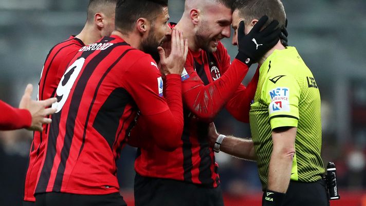 MILAN, ITALY - JANUARY 17: Referee Marco Serra is surrounded by AC Milan players during the Serie A match between AC Milan and Spezia Calcio at Stadio Giuseppe Meazza on January 17, 2022 in Milan, Italy. (Photo by Marco Luzzani/Getty Images)