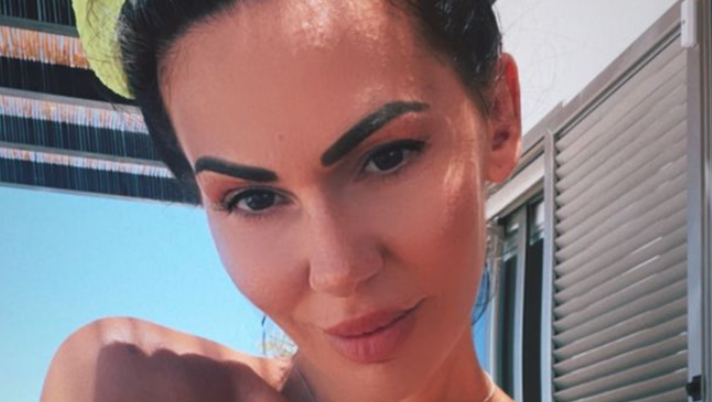 Erjona, décolleté da sogno. Curve pazzesche per la Sulejmani: social in tilt Erjona, décolleté da sogno. Curve pazzesche per la Sulejmani: social in tilt - immagine 1